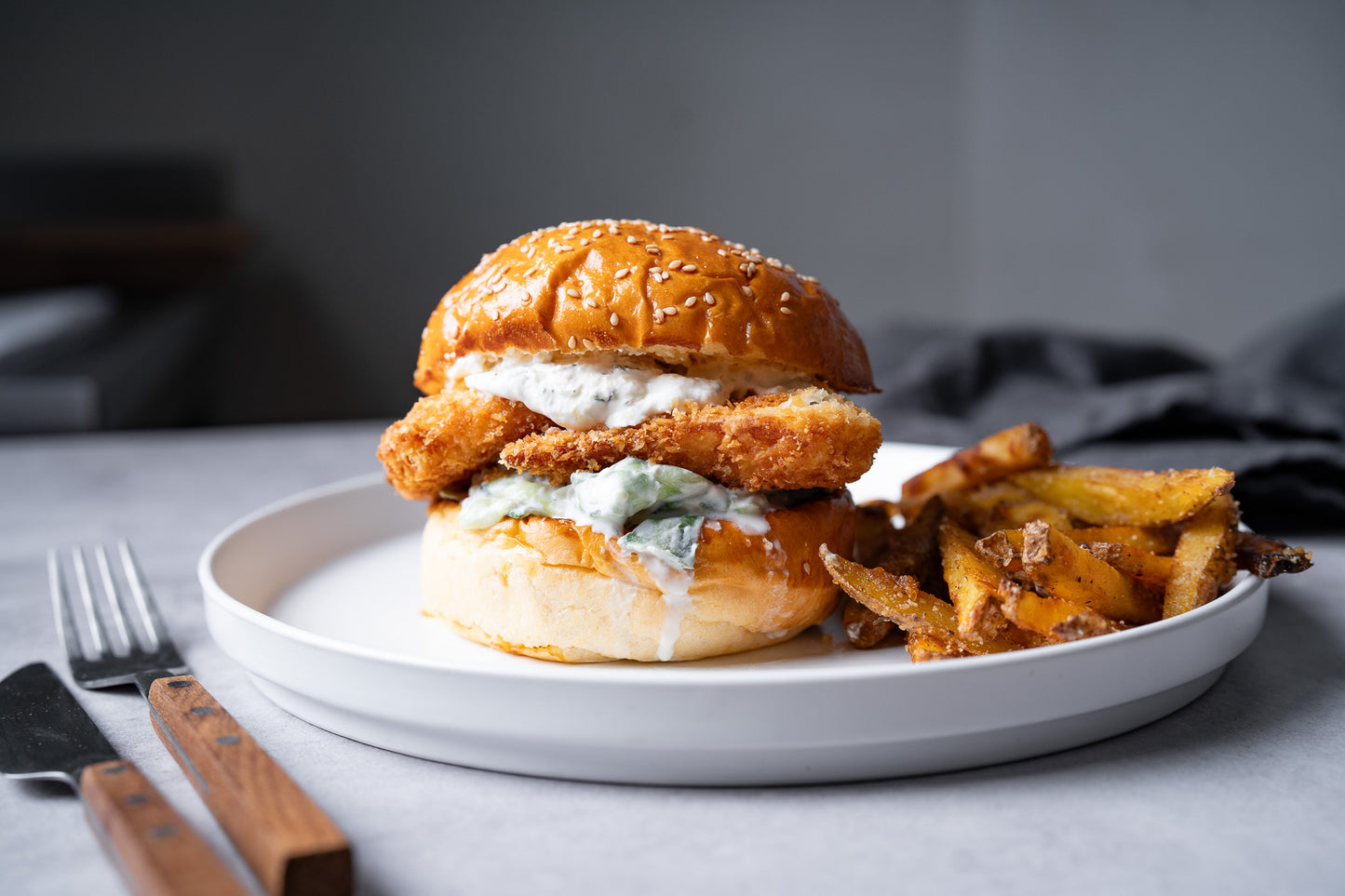 Burger de halloumi în crustă panko, cu sos tzatziki
