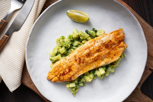 File de păstrăv cu salată de avocado