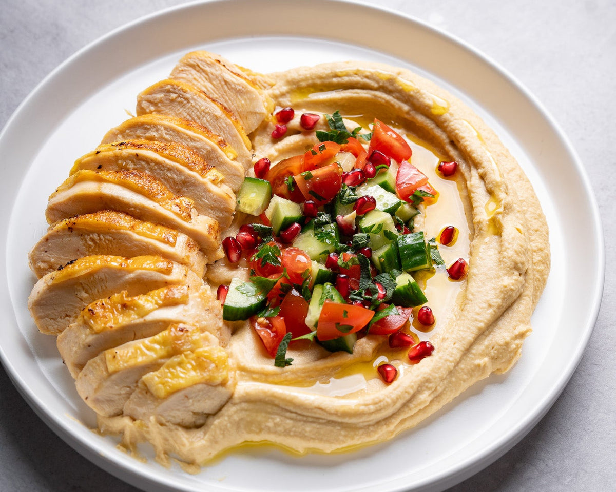 Pui cu hummus și salată de legume proaspete