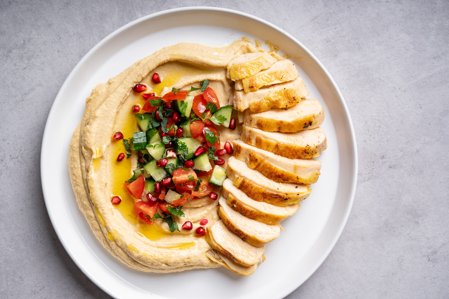 Pui cu hummus și salată de legume proaspete