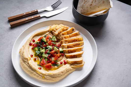 Pui cu hummus și salată de legume proaspete