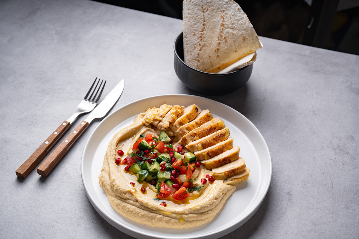 Pui cu hummus și salată de legume proaspete