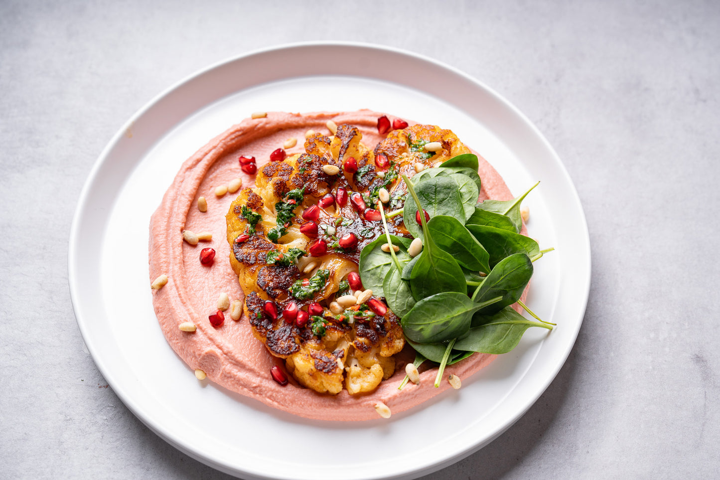 Steak de conopidă cu hummus de sfeclă și sos chimichurri