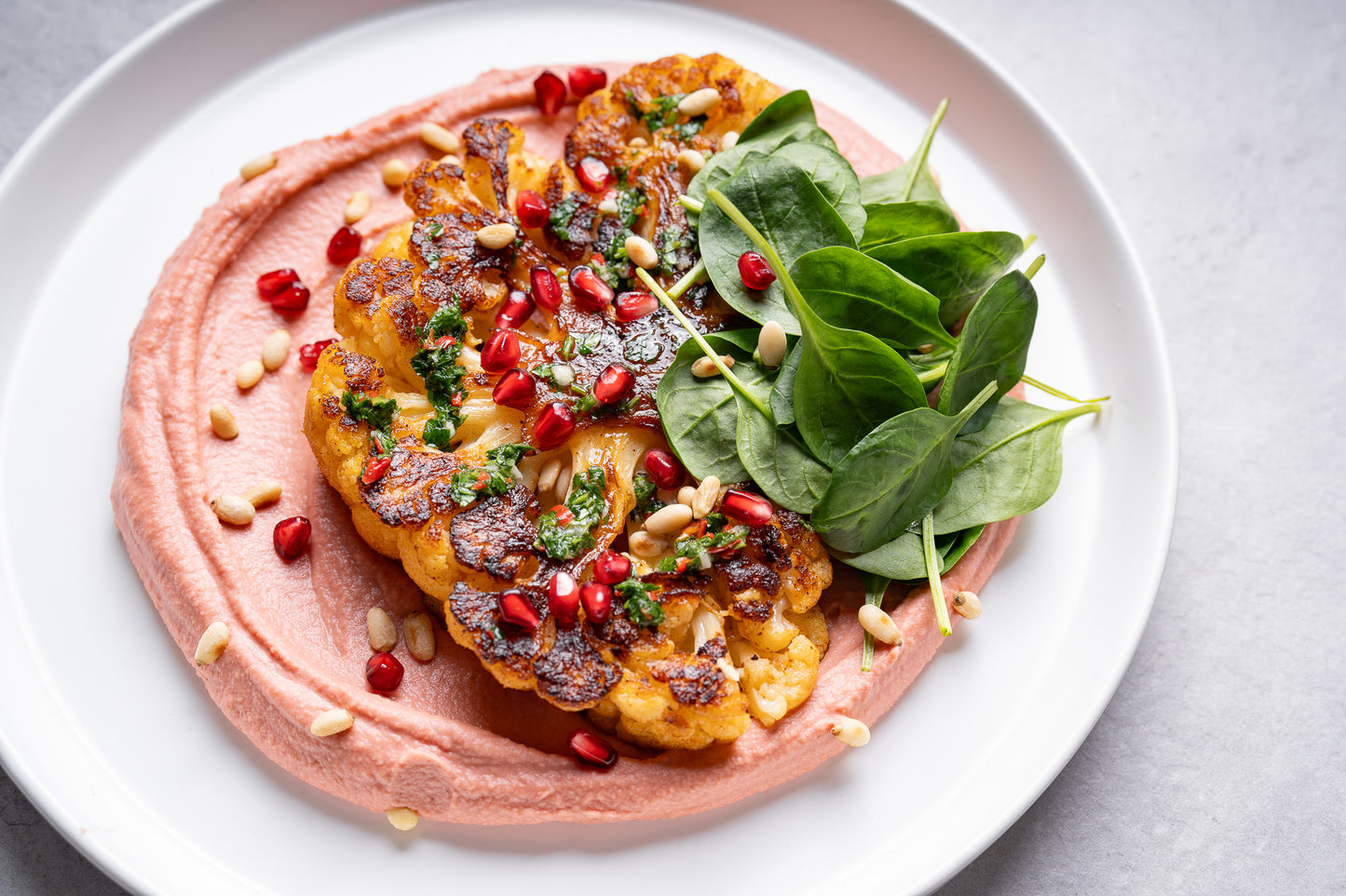 Steak de conopidă cu hummus de sfeclă și sos chimichurri