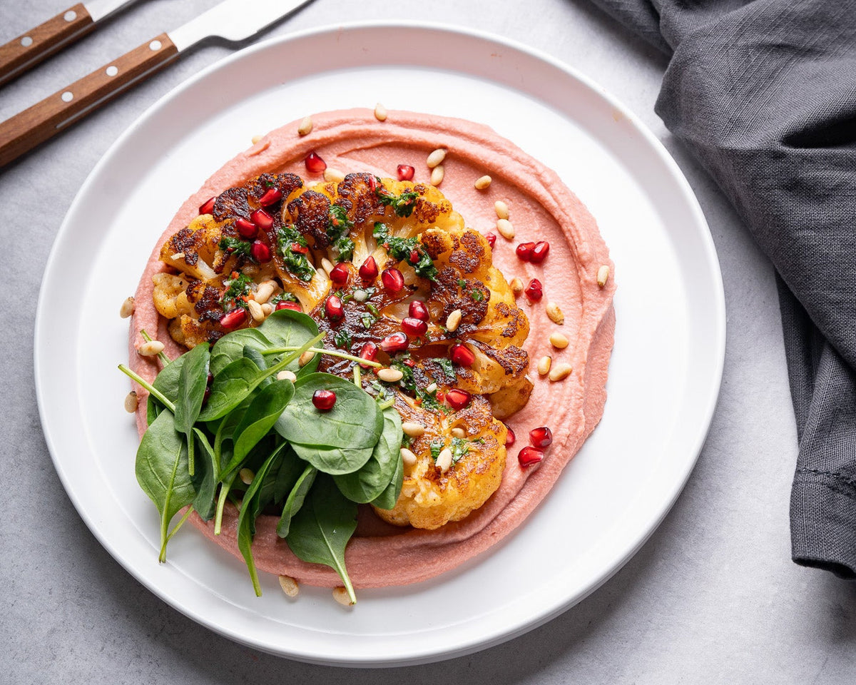 Steak de conopidă cu hummus de sfeclă și sos chimichurri
