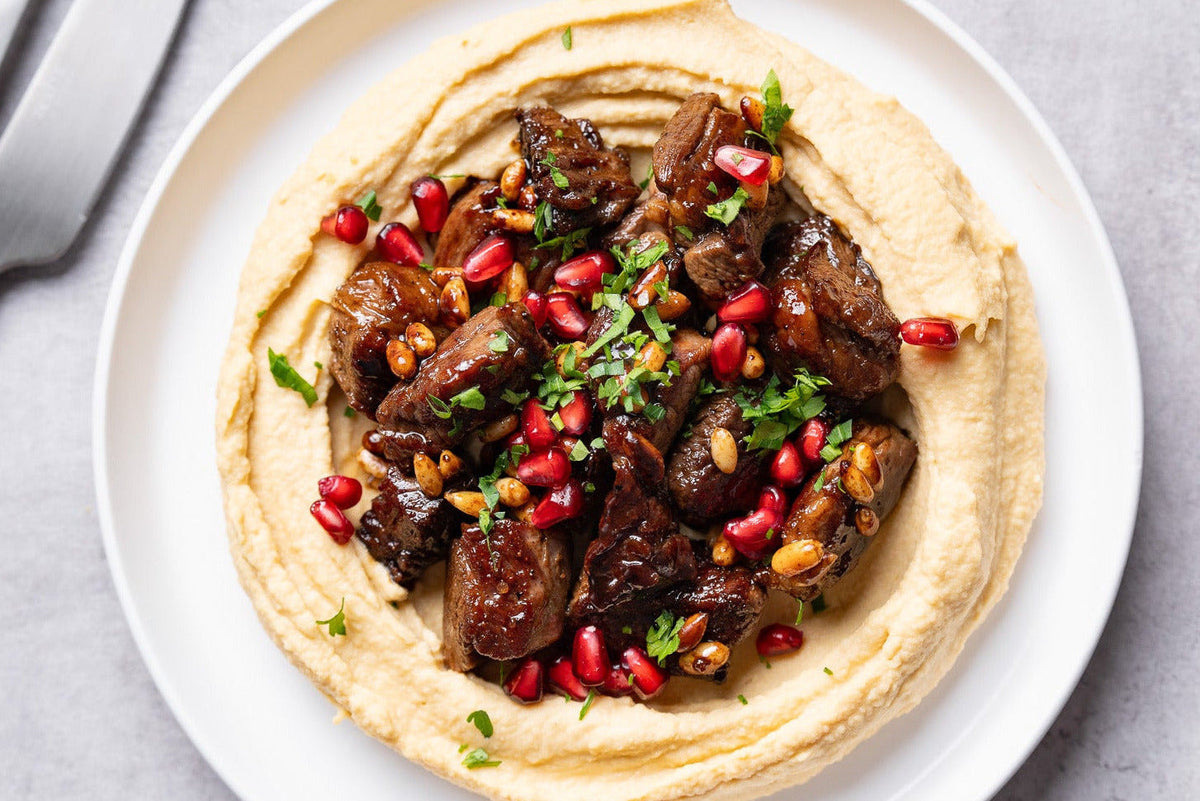 Vită cu hummus, semințe de pin și reducție de rodie