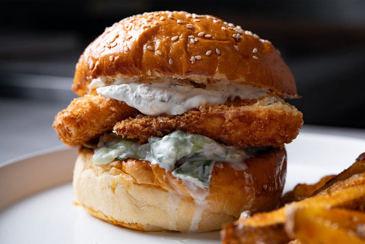 Burger de halloumi în crustă panko, cu sos tzatziki