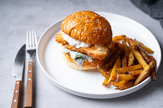 Burger de halloumi în crustă panko, cu sos tzatziki