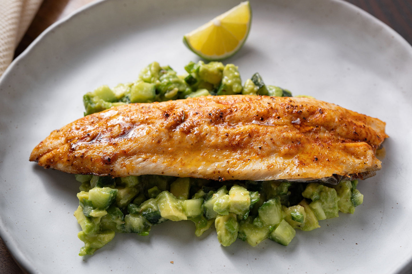 File de păstrăv cu salată de avocado
