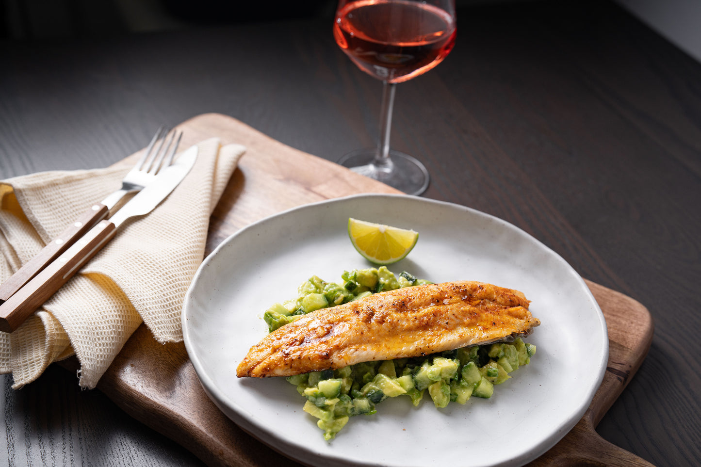 File de păstrăv cu salată de avocado