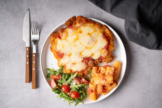 Pollo alla parmigiana cu paste și salată