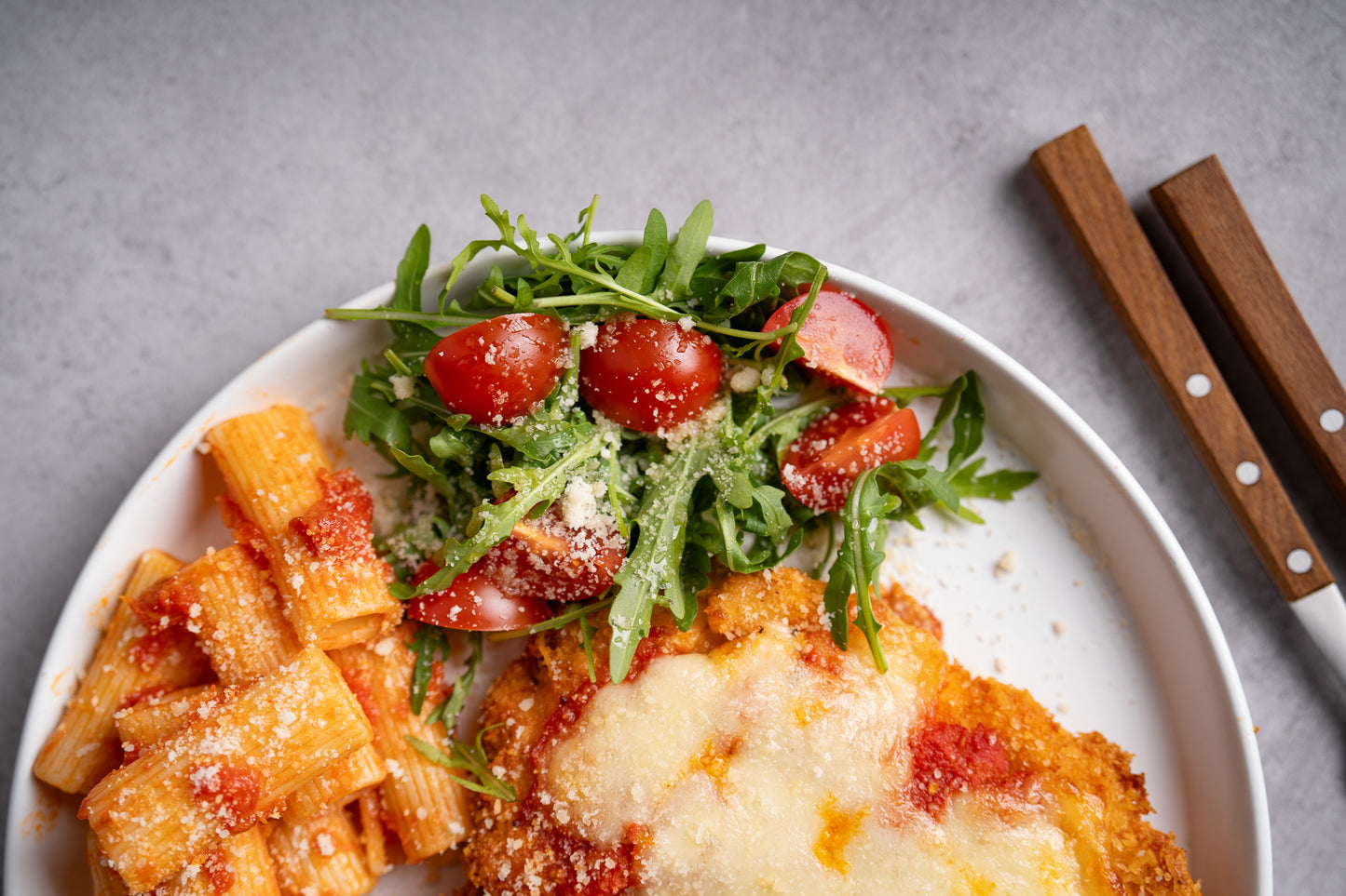 Pollo alla parmigiana cu paste și salată