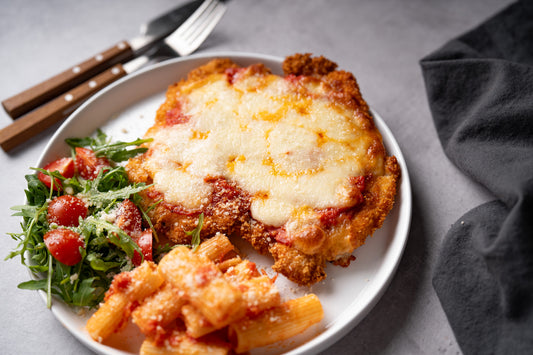 Pollo alla parmigiana cu paste și salată