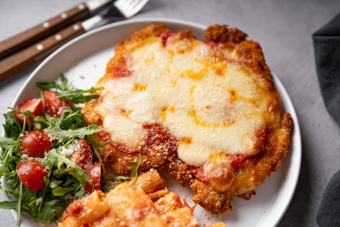 Pollo alla parmigiana cu paste și salată