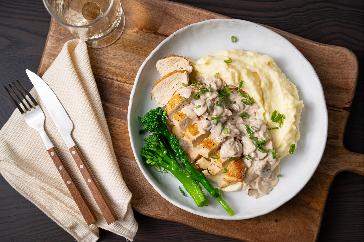 Piept de pui cu piure, sos de ciuperci și Broccolini